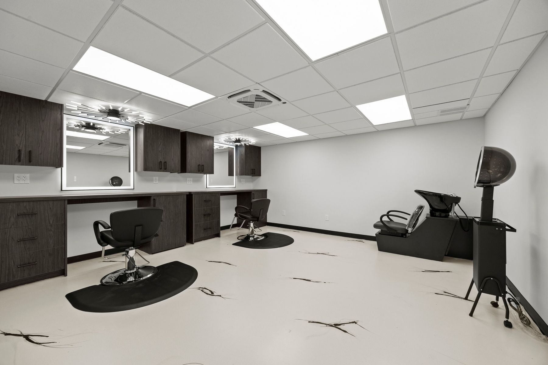 Duo suite with two styling stations, a shampoo bowl and a dryer