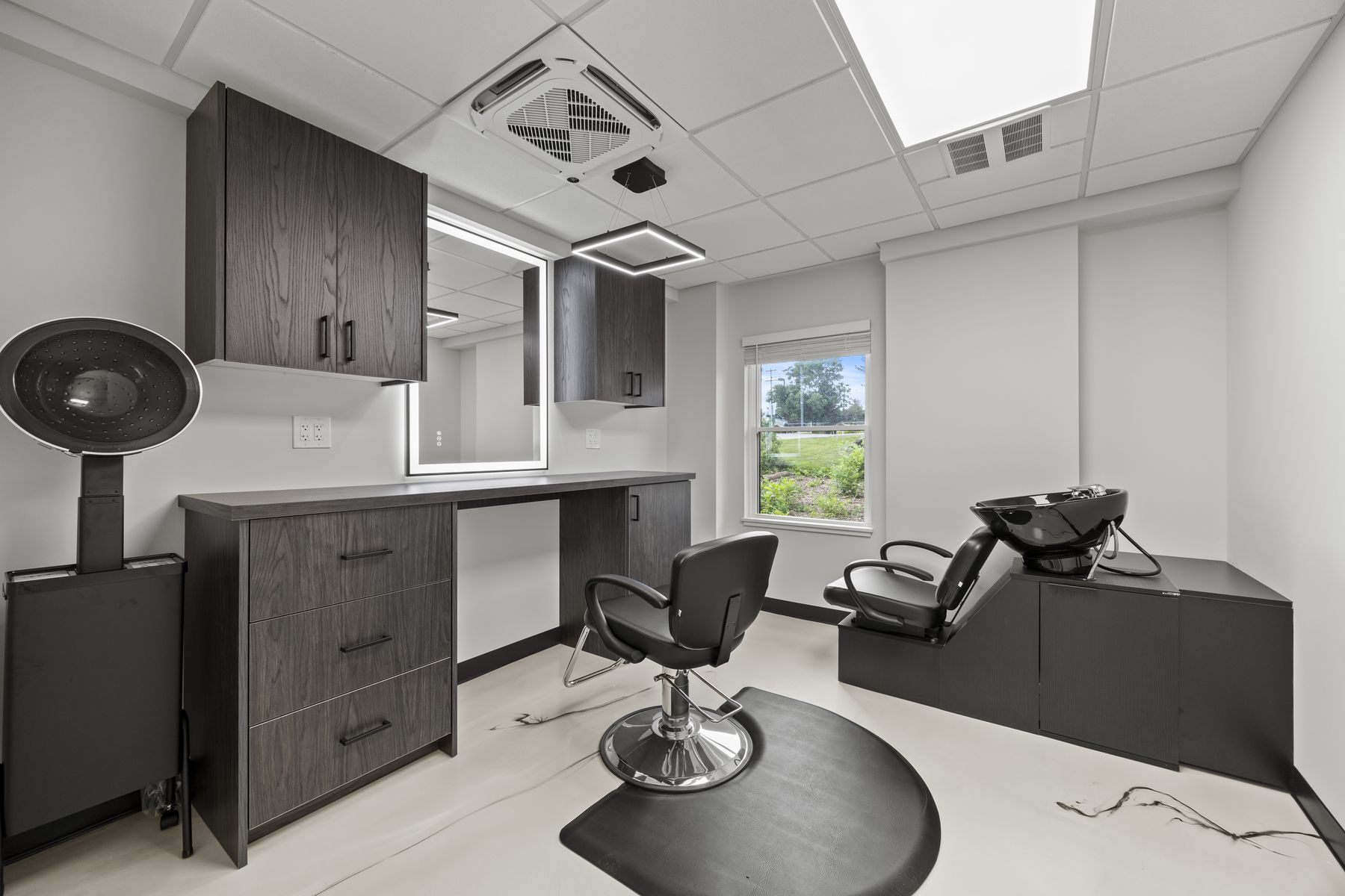 Hair suite with a square pendant light